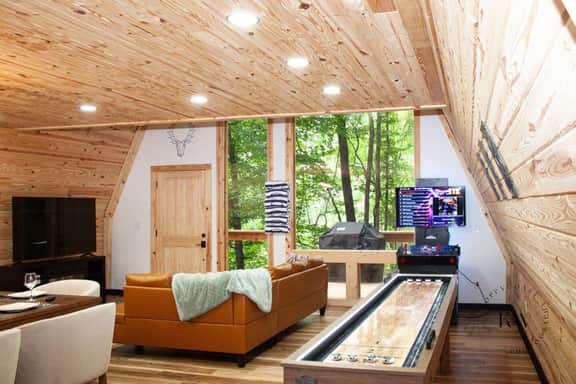 10 Minutes from Slade-HotTub-Arcade-EV Charger